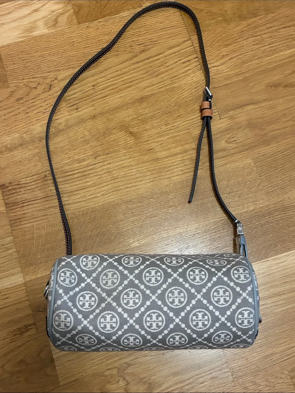 TORY BURCH T MONOGRAM UTILITY CYLINDER BAG